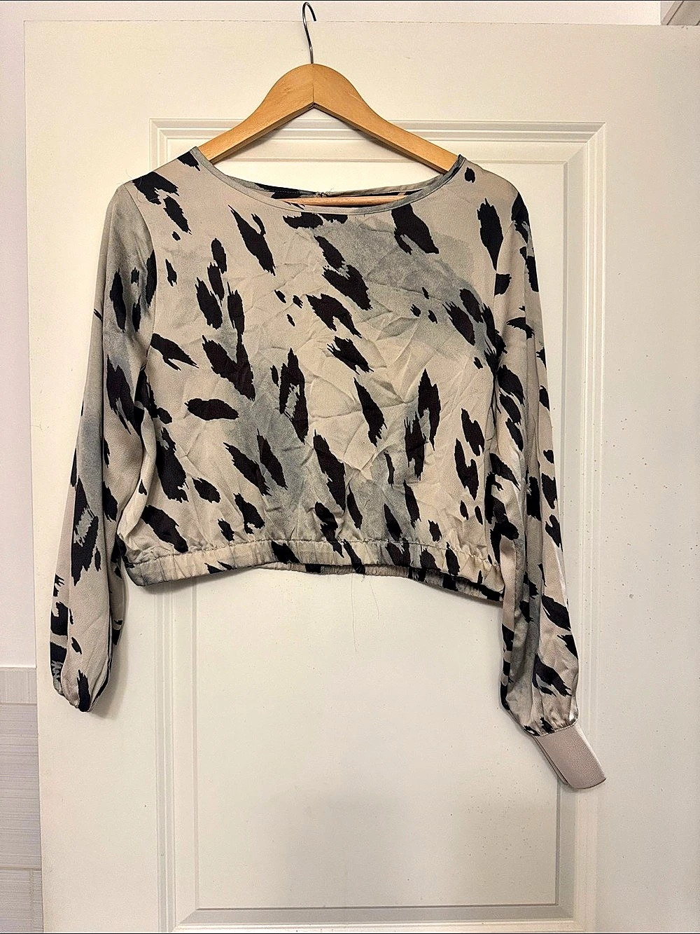 Express Animal Print Cropped Blouse in Gray & Black Size Large